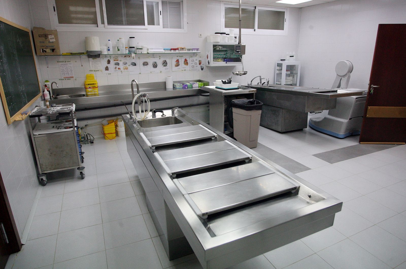 Sala de autopsias del Instituto de Medicina Legal de Huelva, en el tanatorio.