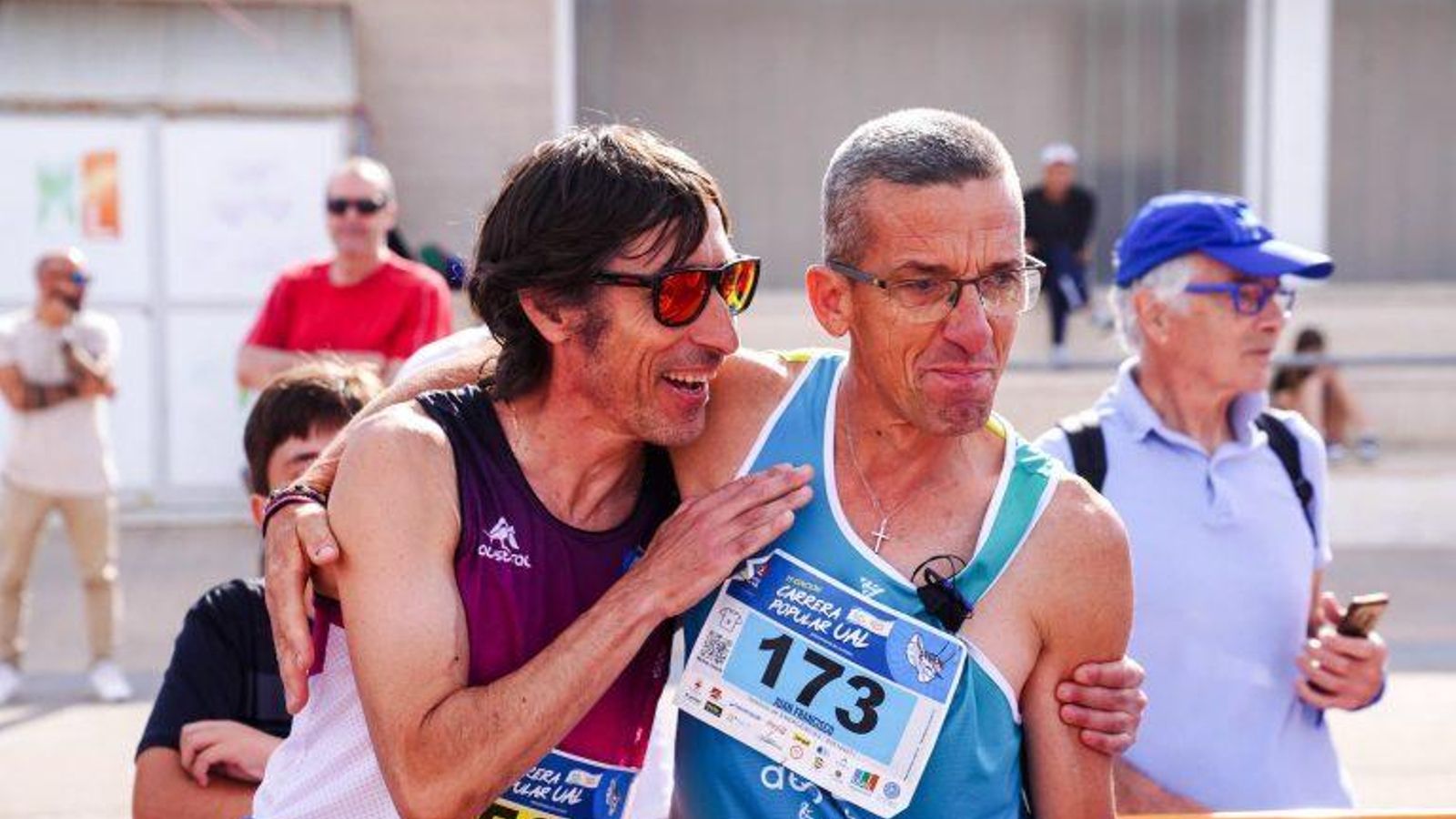 Dos corredores tras finalizar la carrera organizada por la UAL.