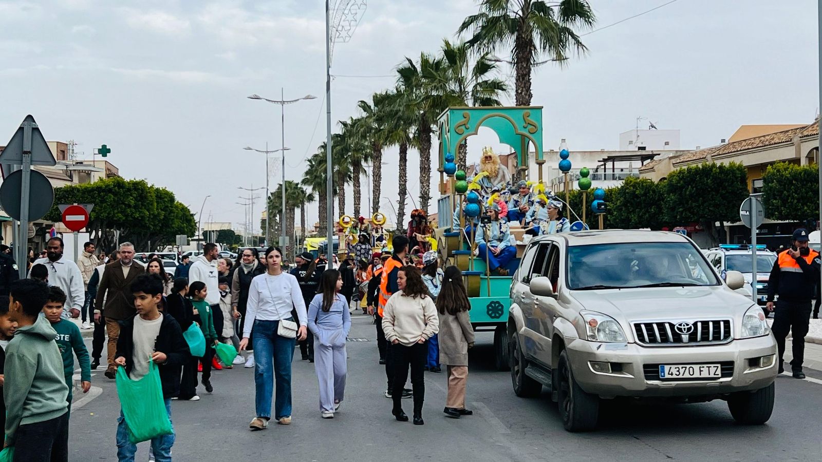 Níjar vibra con su cabalgata por partida triple: San Isidro, Campohermoso y la Villa reciben a Sus Majestadas