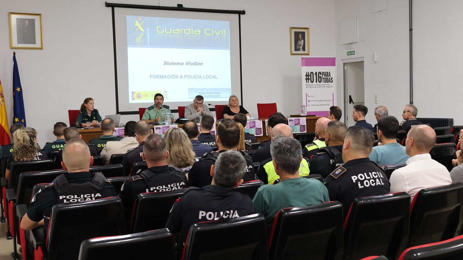 Más de un centenar de agentes de policías locales de la provincia de Granada junto al subdelegado del Gobierno en Granada, José Antonio Montilla