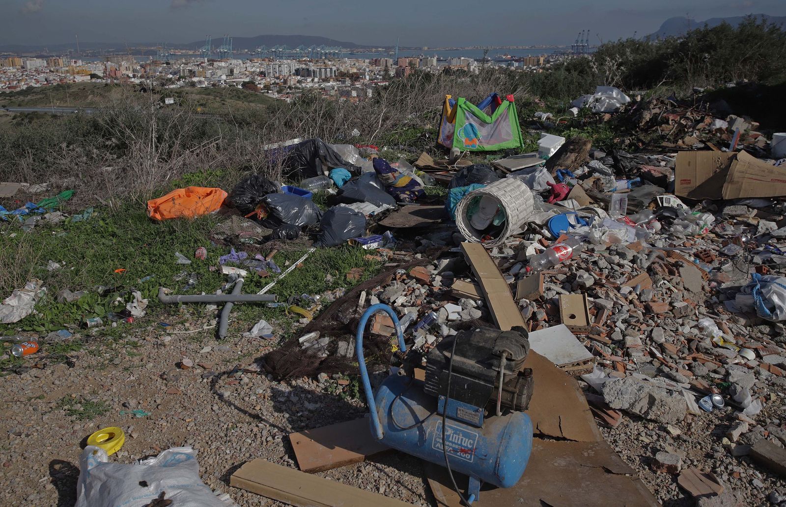 Fotos de los vertederos y escombreras ilegales en la zona de Alamillos Oeste en Algeciras