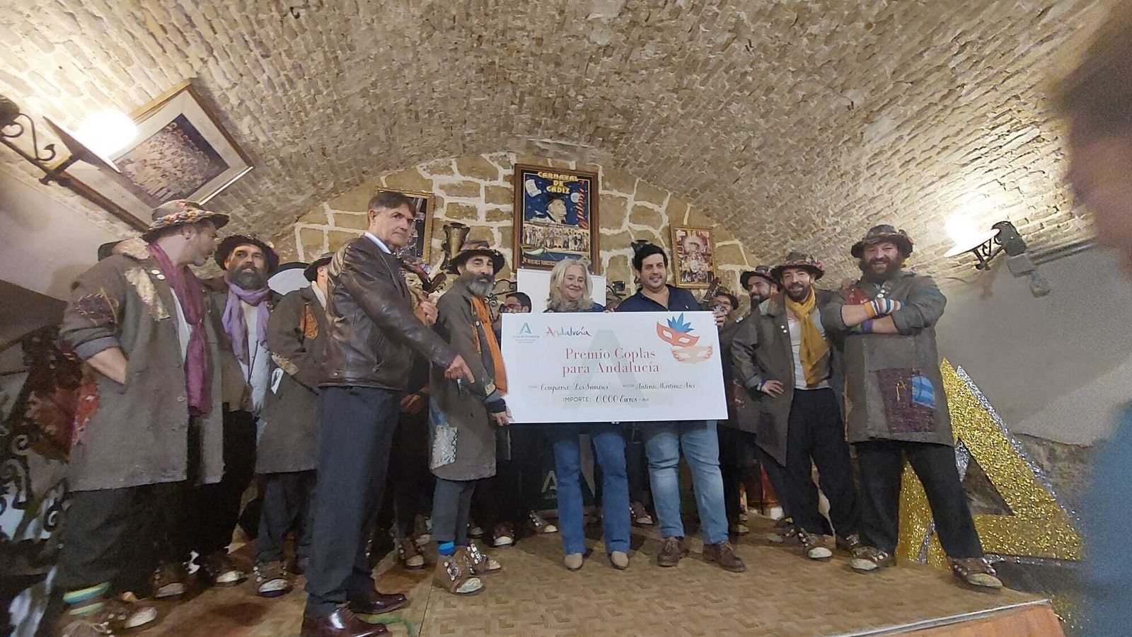 Antonio Martínez Ares recibe el premio Coplas para Andalucía de manos de Mercedes Colombo.