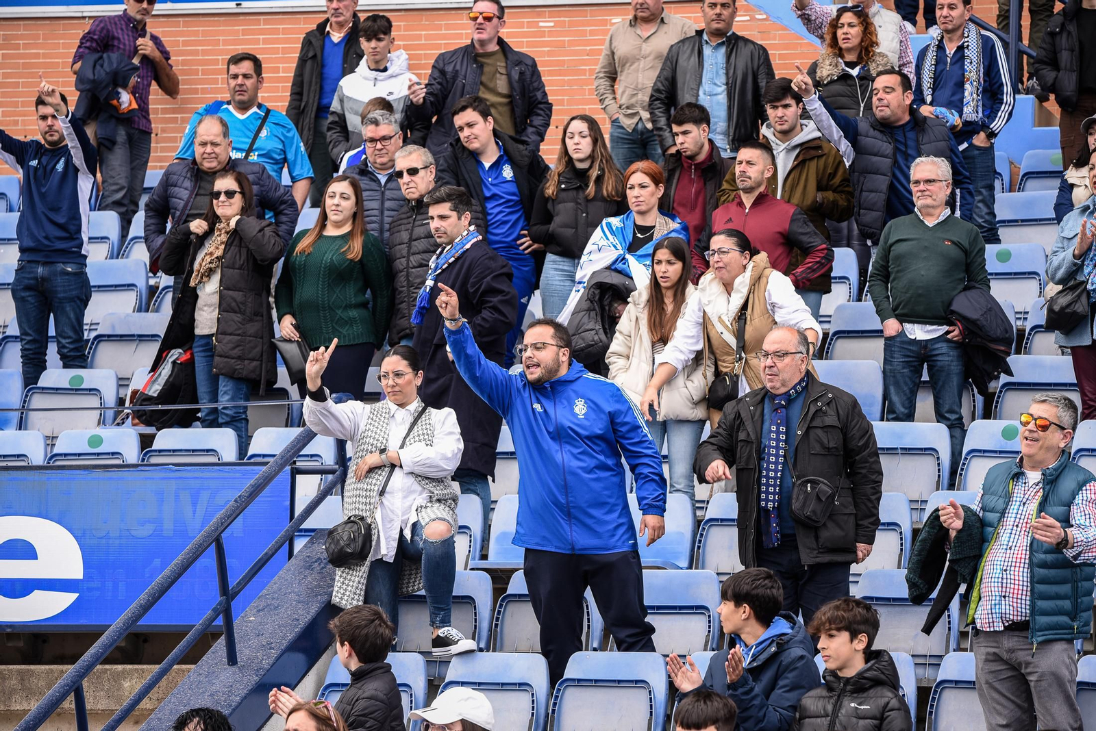 Imágenes de la afición en el Colombino en el Recreativo - Antequera