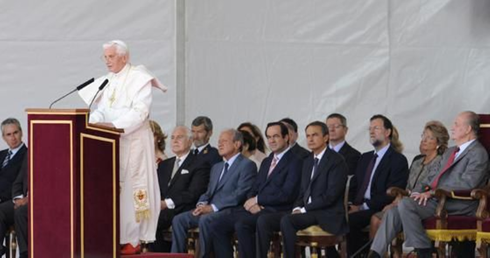 Benedicto XVI a su llegada al aeropuerto de Barajas.

Foto: afp
