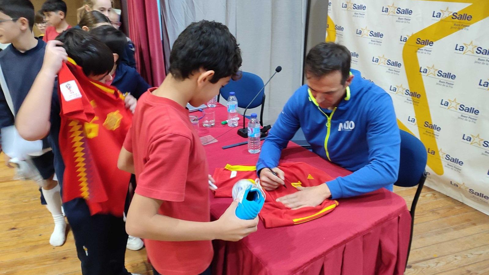 Carlos Marchena, firmando autógrafos a los alumnos lasalianos.