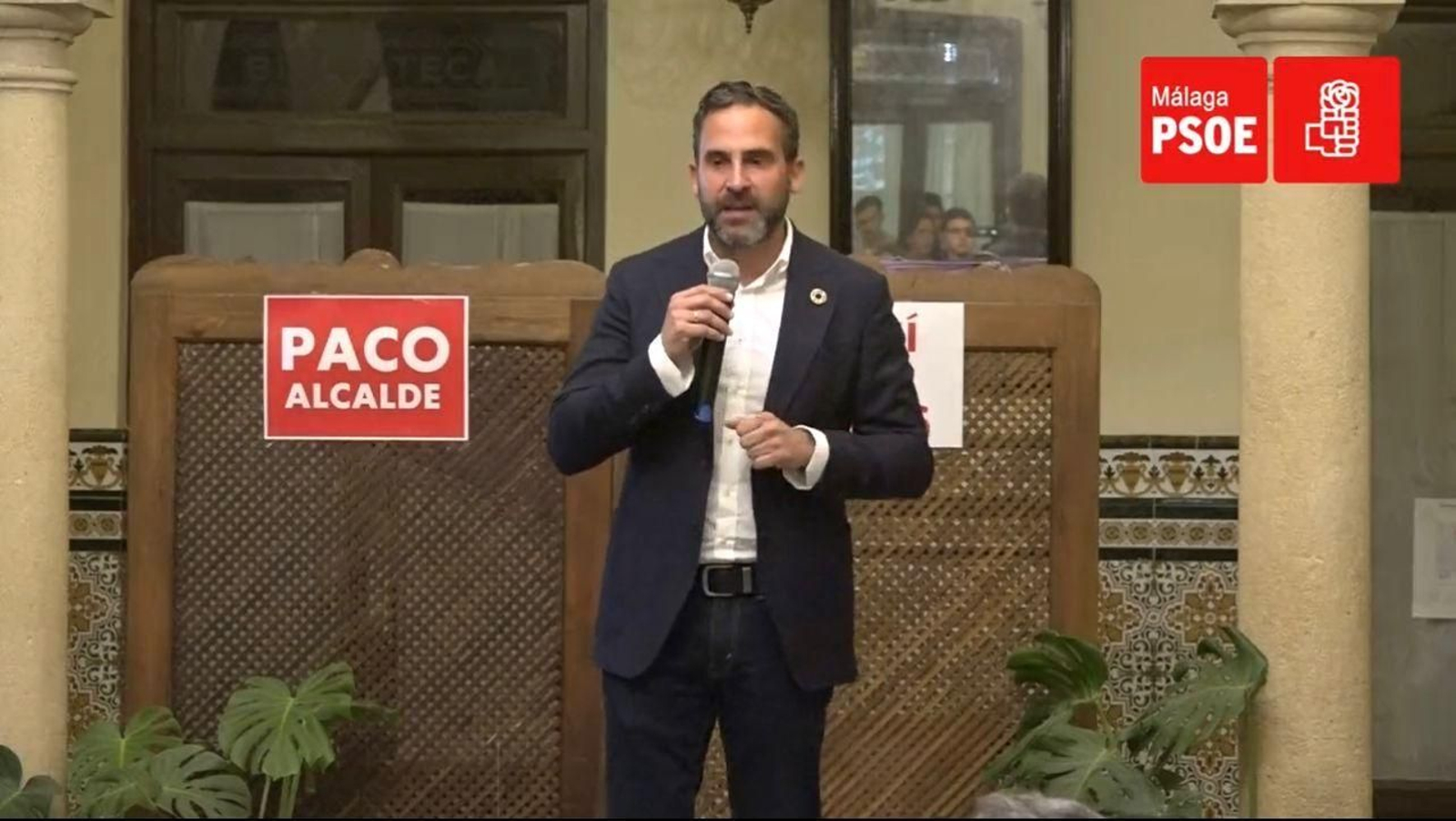 Dani Pérez junto a un cartel que reza "Paco alcalde" en Ronda. Dani Pérez junto a un cartel que reza "Paco alcalde" en Ronda.