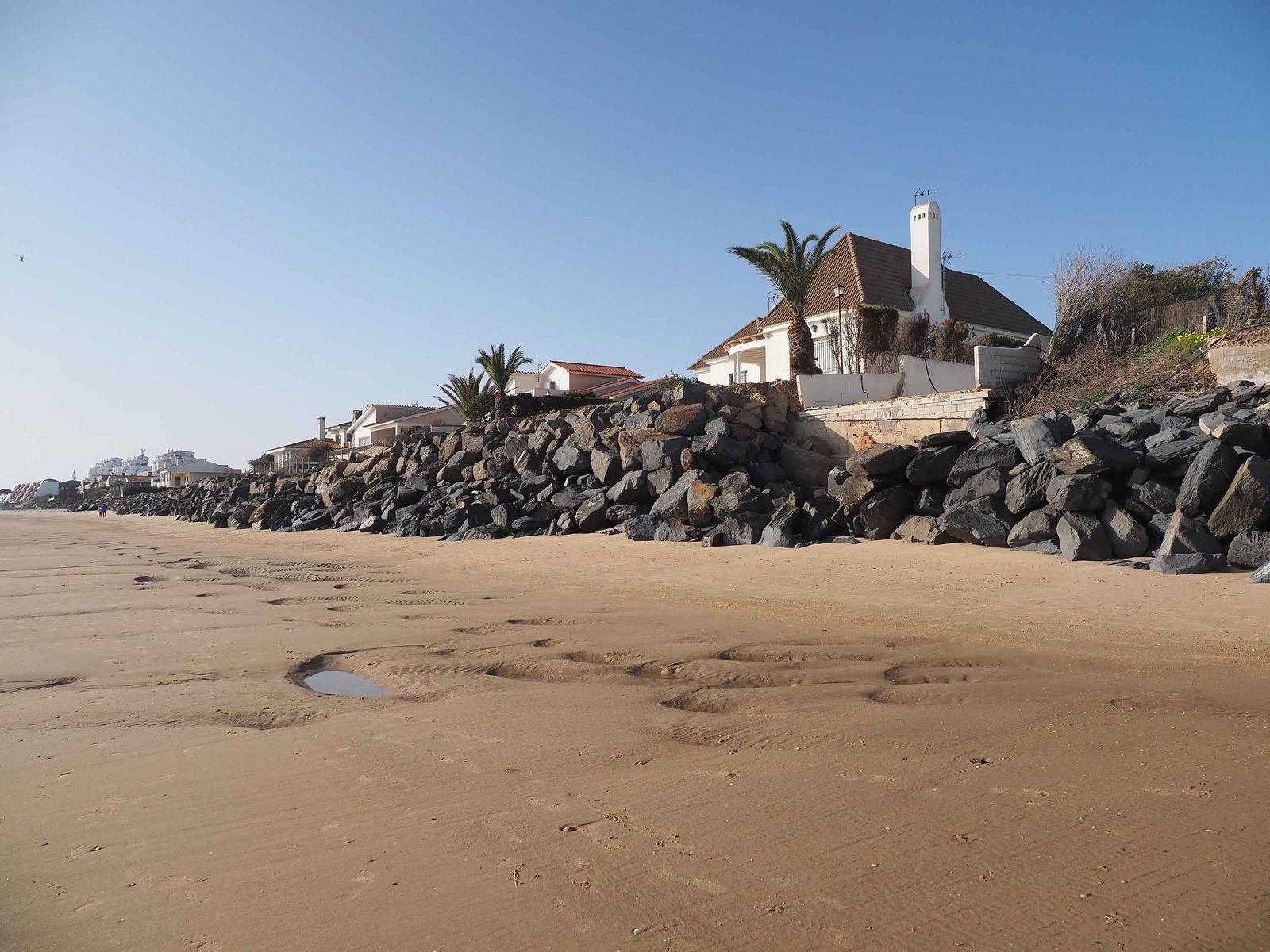 Algunas de las viviendas en primera línea de playa supuestamente afectadas por el retranqueo propuesto por el MITECO