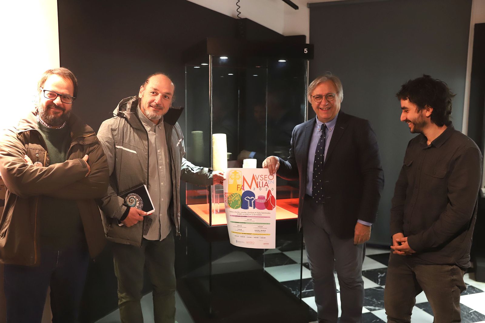 Francisco Camas, (2º derecha), durante la presentación del cartel