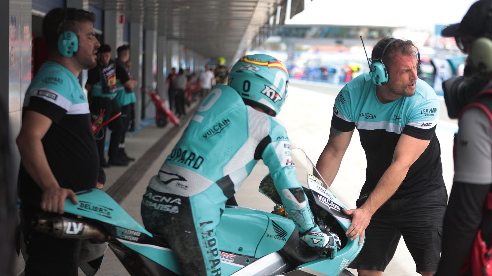Imágenes de boxes en los entrenamientos del Viernes de Moto3 en Jerez
