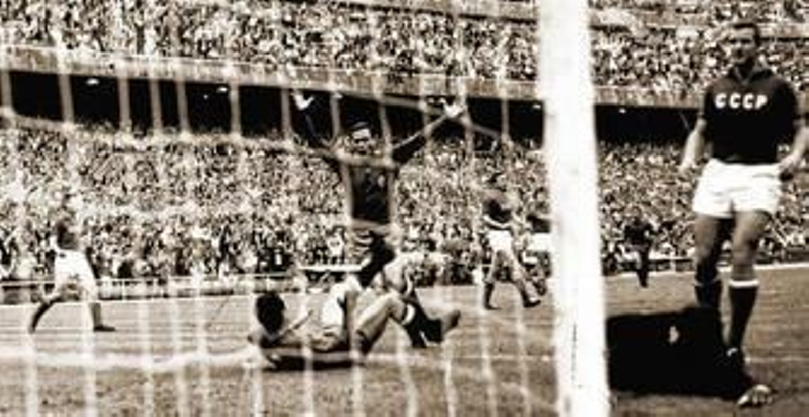 La formación española, de azul, en la final ante la URSS del 21 de junio del 64. Arriba: Iríbar, Zoco, Olivella, Fusté, Calleja y Rivilla. Agachados: Amancio, Pereda, Marcelino, Luis Suárez y Lapetra.