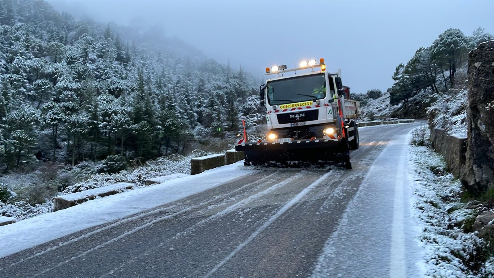 Una máquina quitanieves actuando esta mañana en la Sierra de Grazalema.