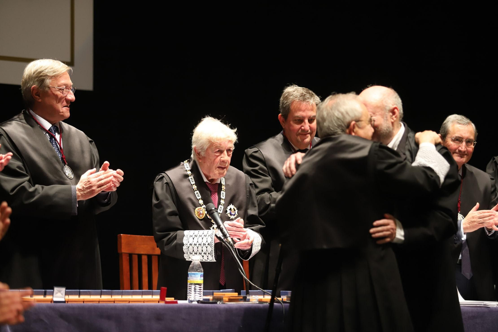 Imágenes del acto de entrega de insignias a los colegiados que cumplen 25 y 50 años en el Ilustre Colegio de Abogados de Huelva.