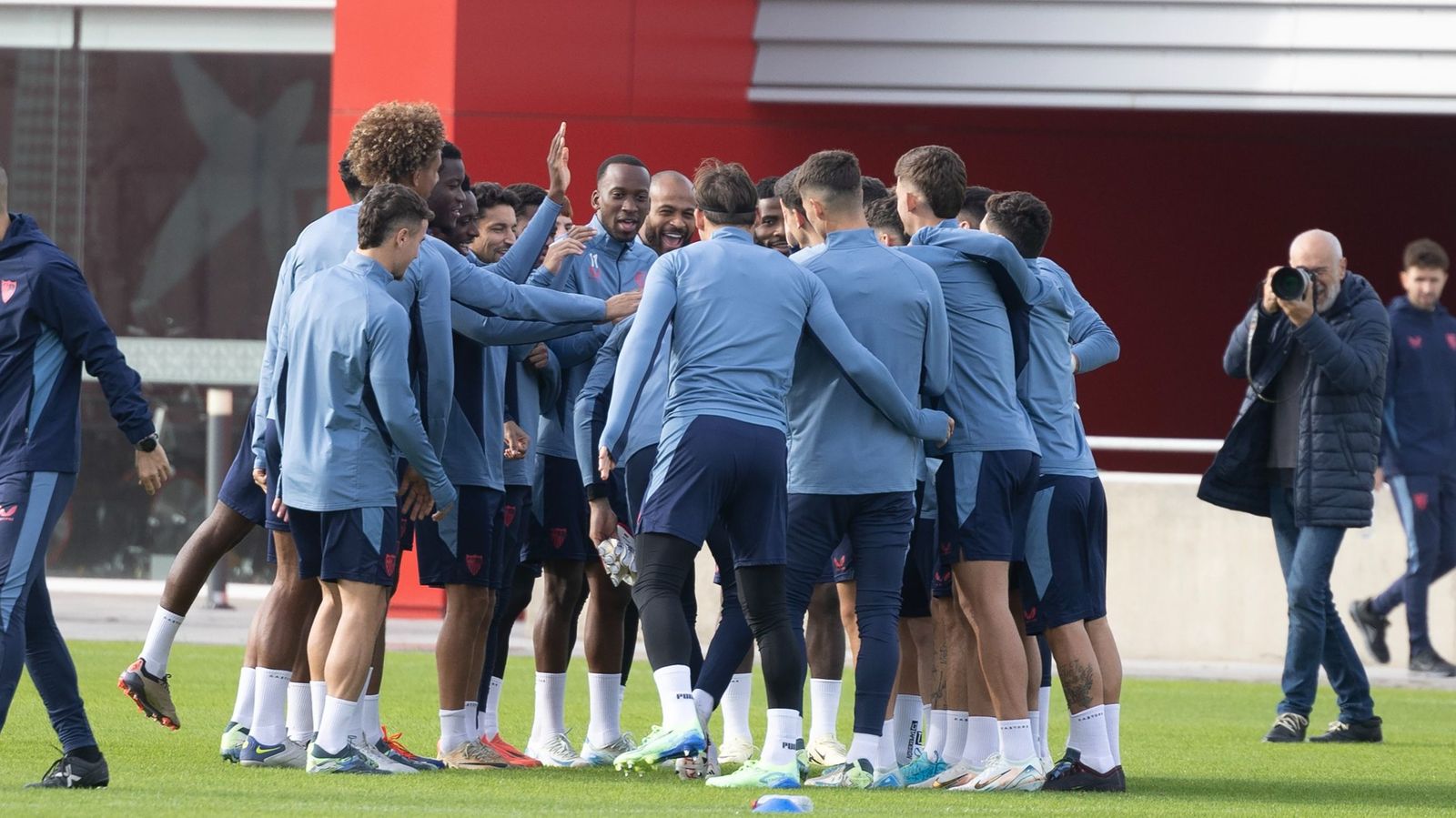 La plantilla del Sevilla 'castiga' a Pedro Ortiz y Barco por perder en un ejercicio.