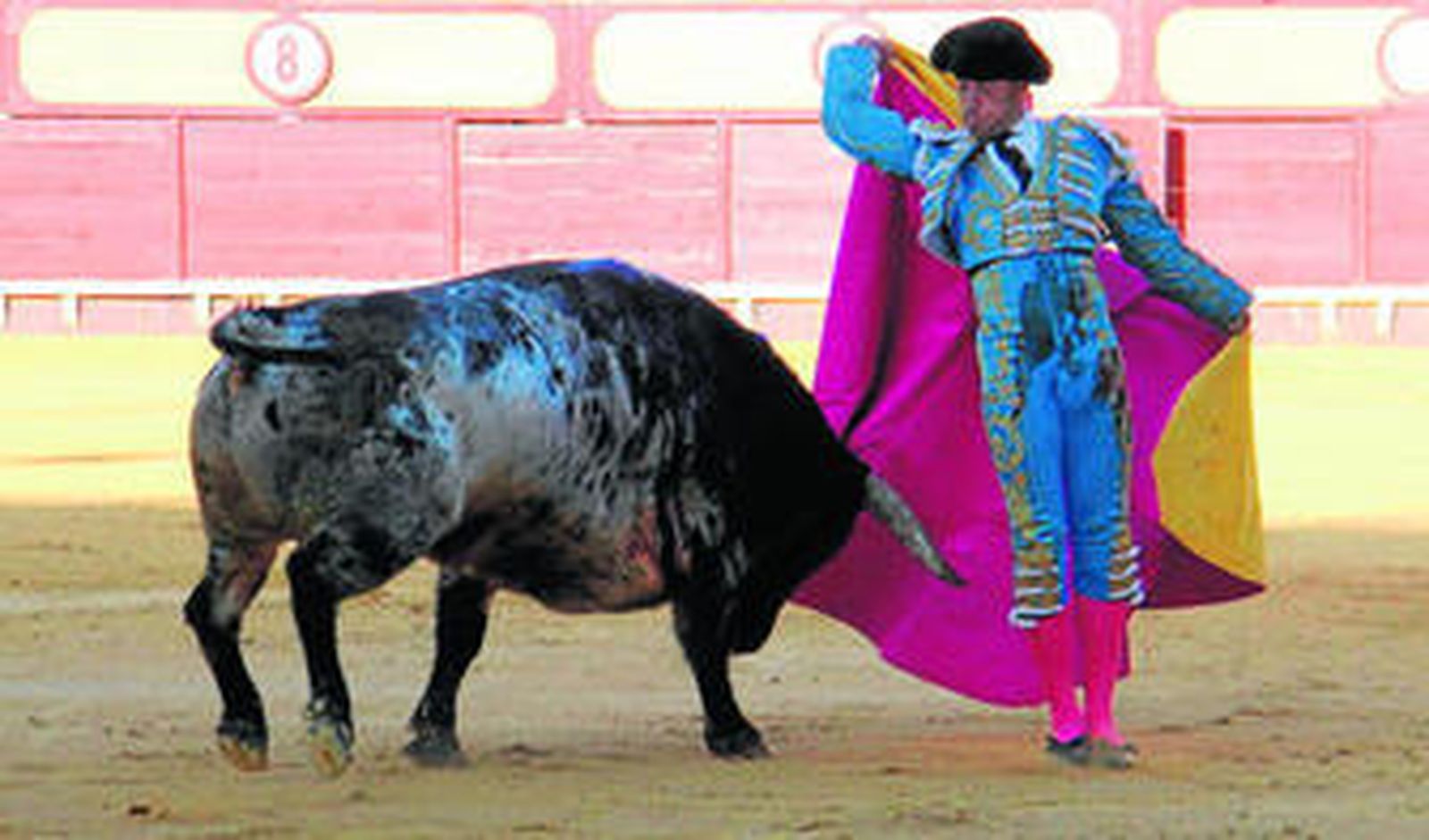 Escribano, con el capote, toreó con valor y brilló en banderillas.