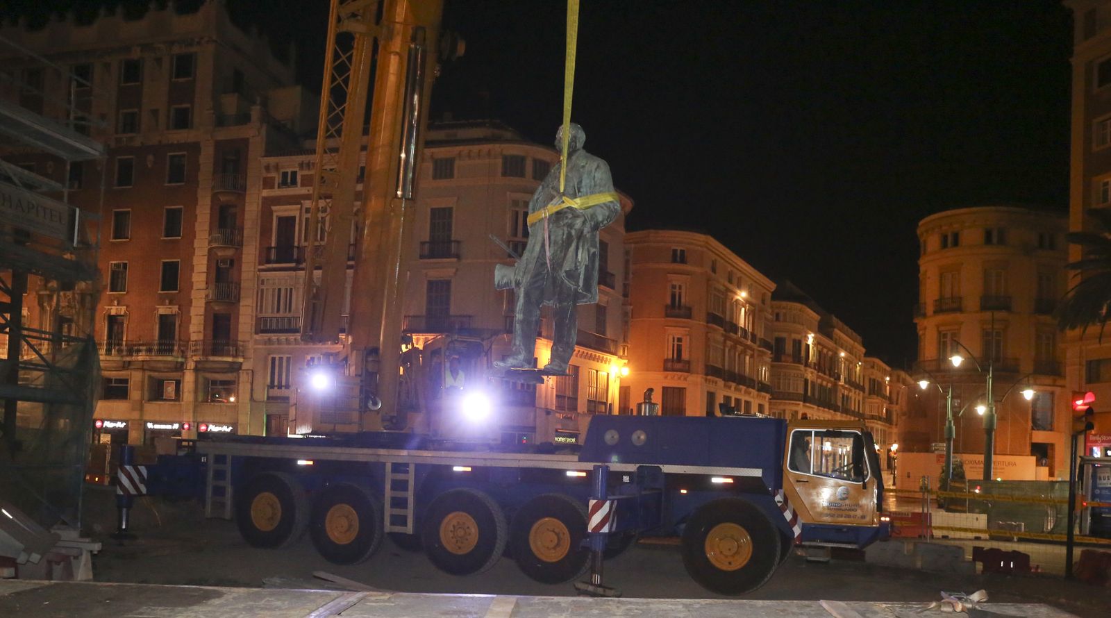 Así fue el desmontaje de la estatua del Marqués de Larios