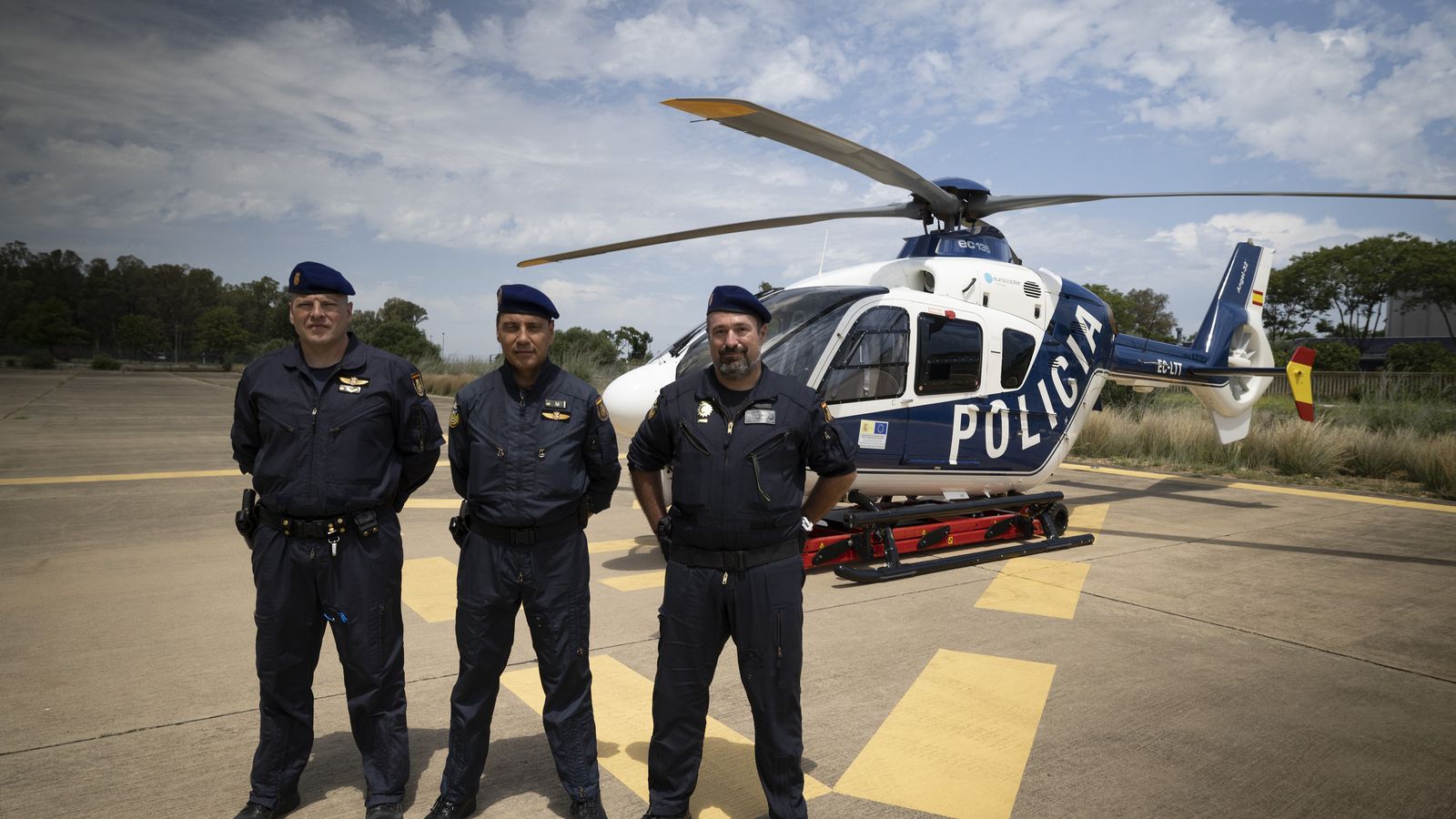Tres componentes del Servicio de Medios Aéreos de la Policía Nacional.
