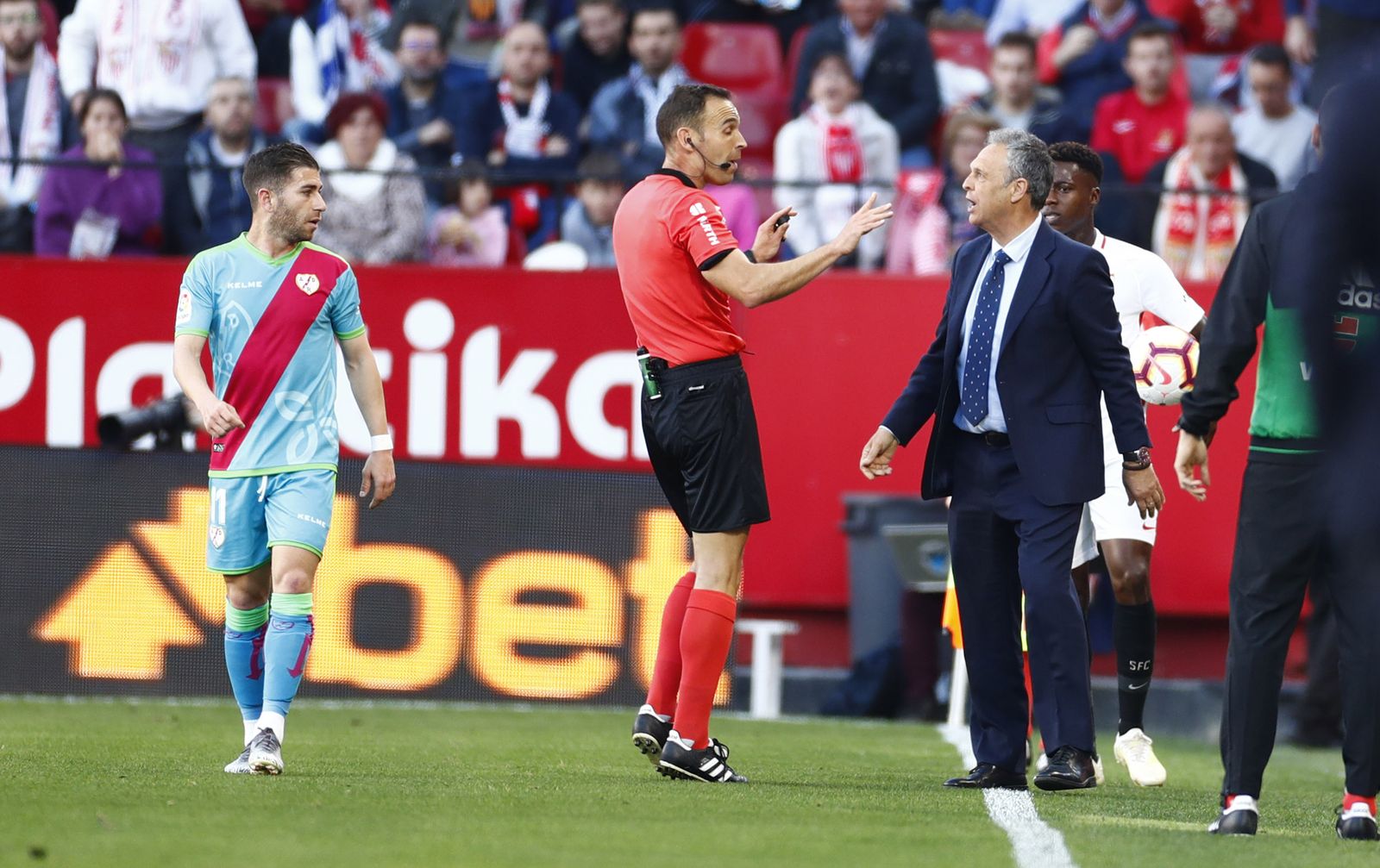 Caparrós departe con el colegiado tras una acción polémica.
