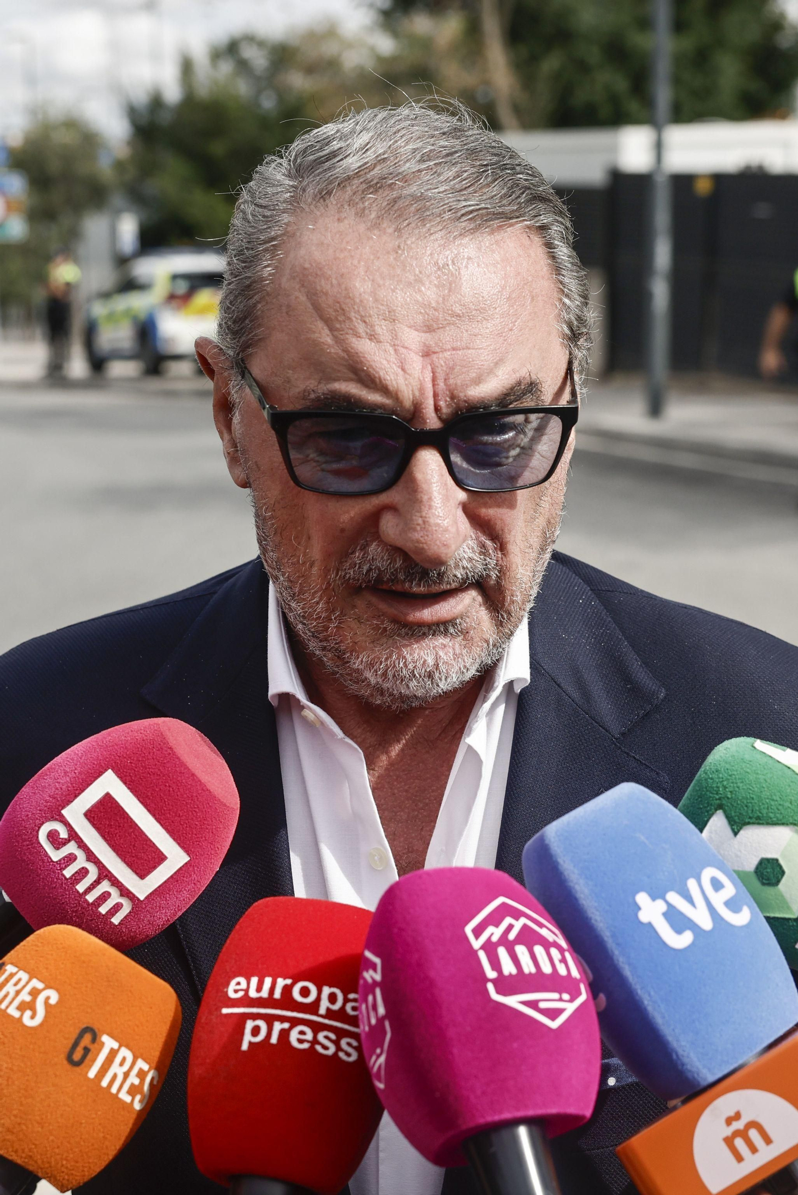 El periodista Carlos Herrera, compañero de Castaño en COPE, atiende a los medios