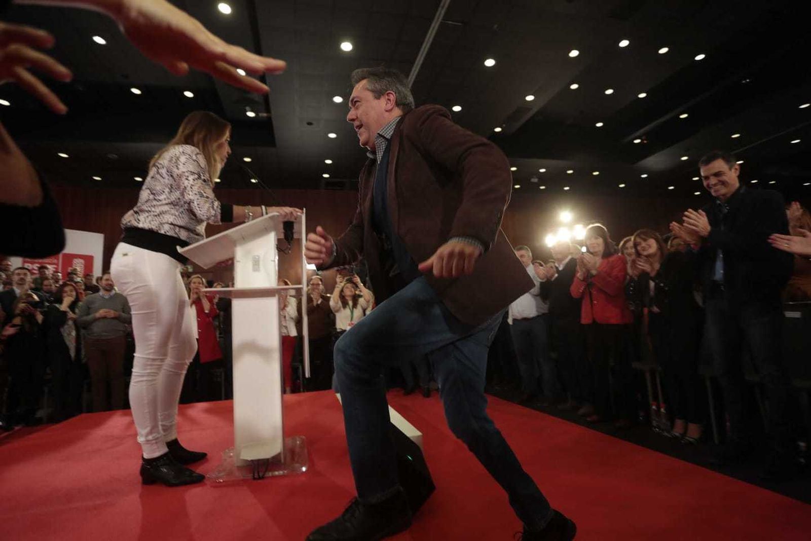 Juan Espadas sube al escenario presentado por Susana Díaz.