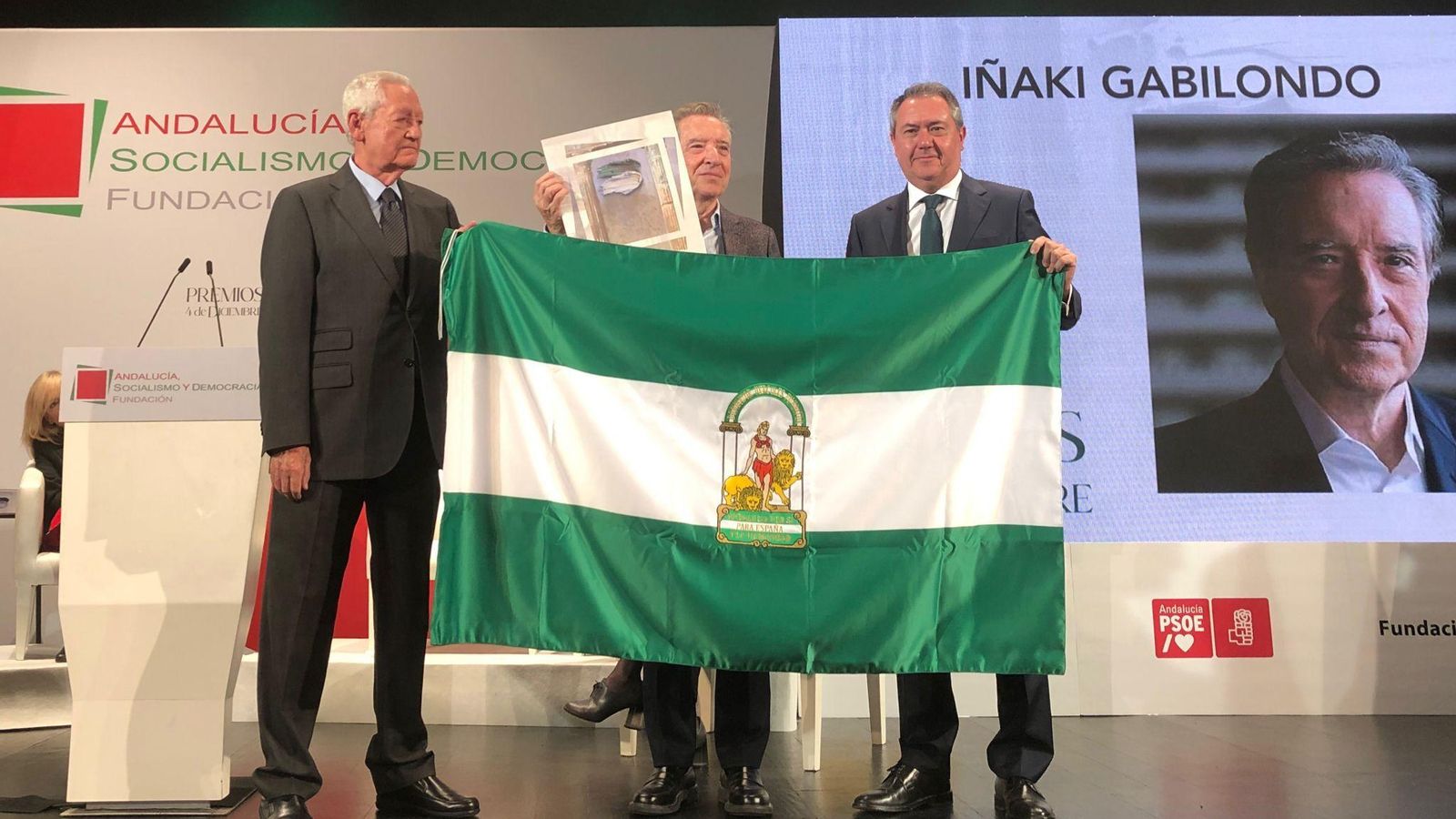 Rafael Escuredo junto con Iñaki Gabilondo y Juan Espadas en el acto celebrado por la Fundación Andalucía, Socialismo y Democracia.