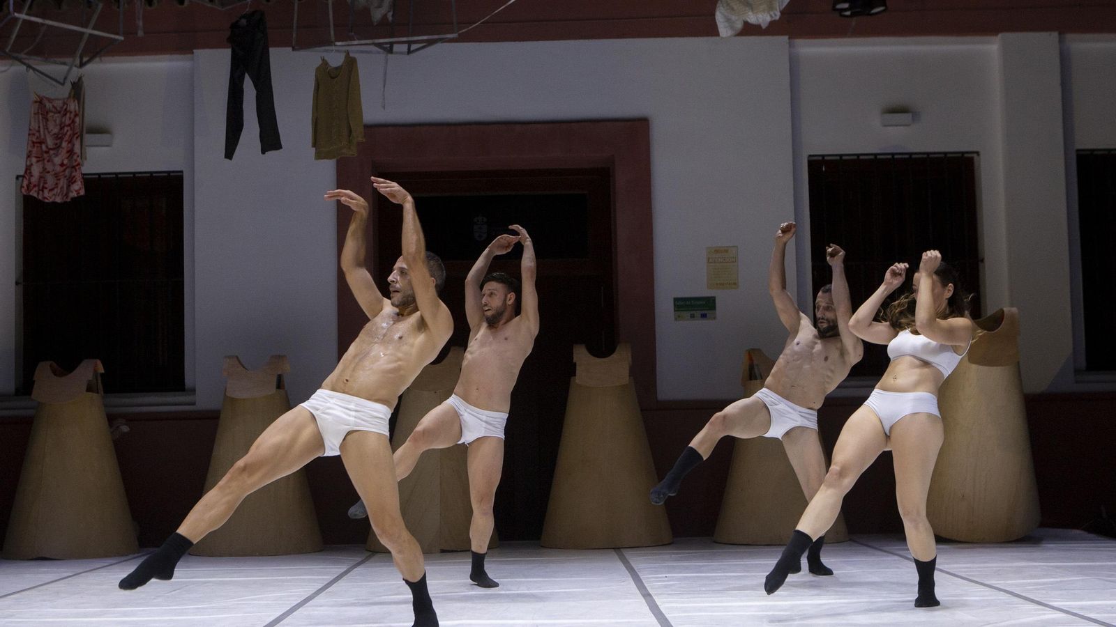 Los cuatro magníficos bailarines del espectáculo. Los cuatro magníficos bailarines del espectáculo.