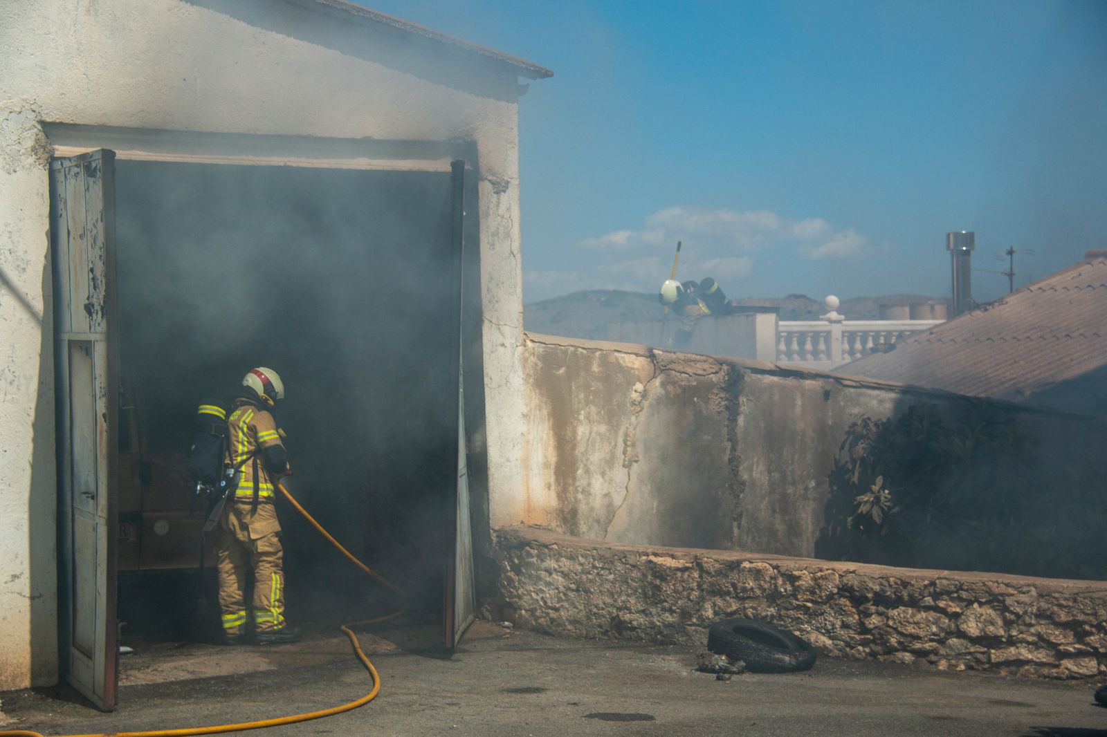 Un aparatoso incendio destruye un almacén de Albondón