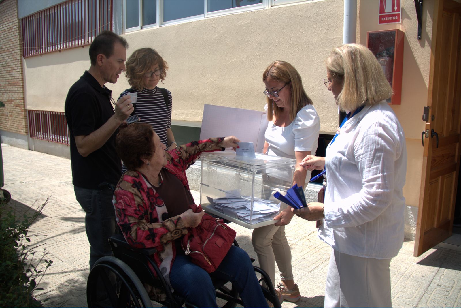 Fotos: así está votando la Costa de Granada en el inicio de las elecciones municipales 2023