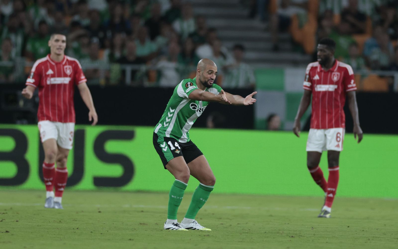 Amrabat se queja de una falta sancionada por el árbitro.