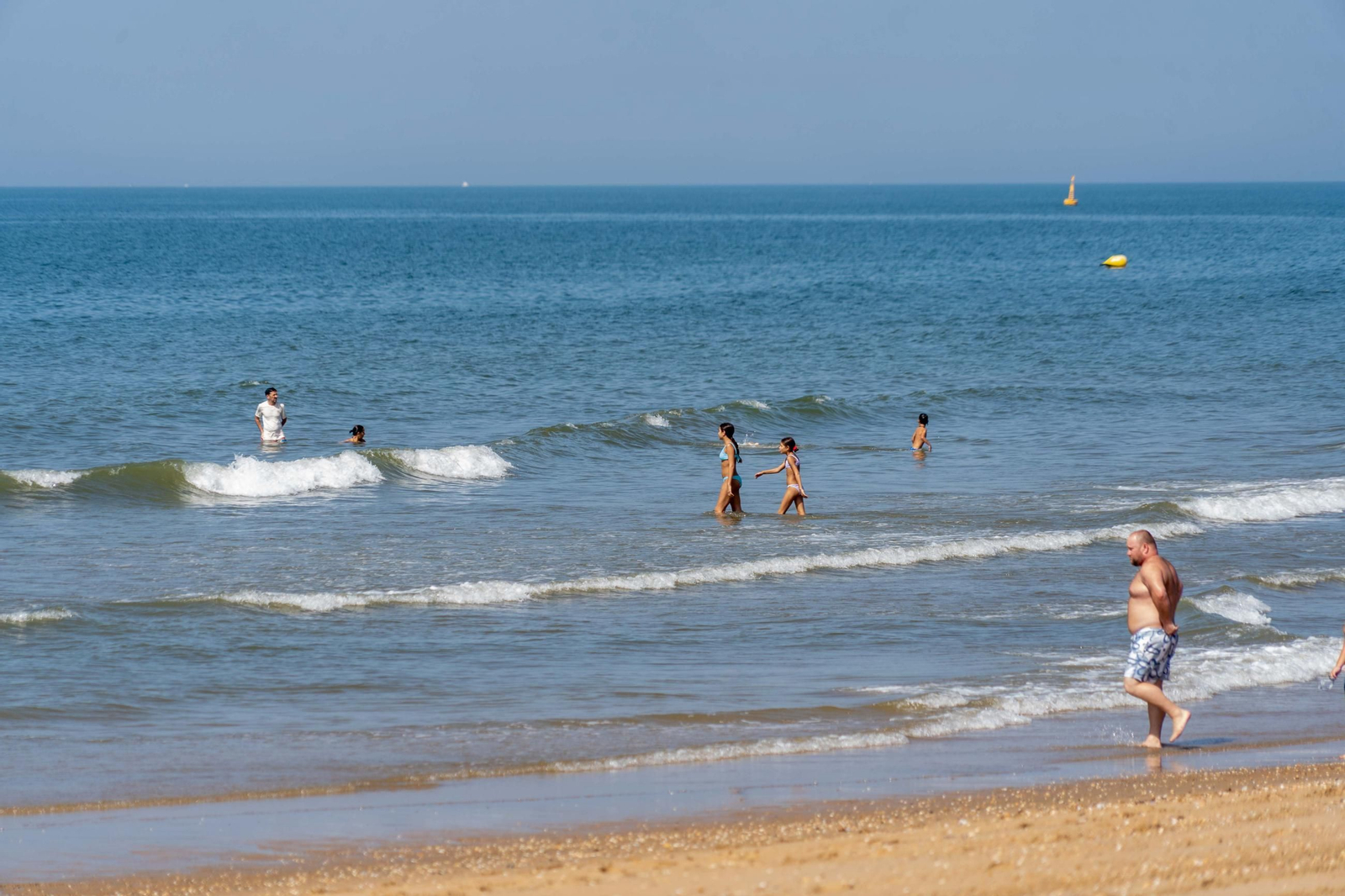 Una mañana de domingo en El Espigón, la playa de Huelva capital.