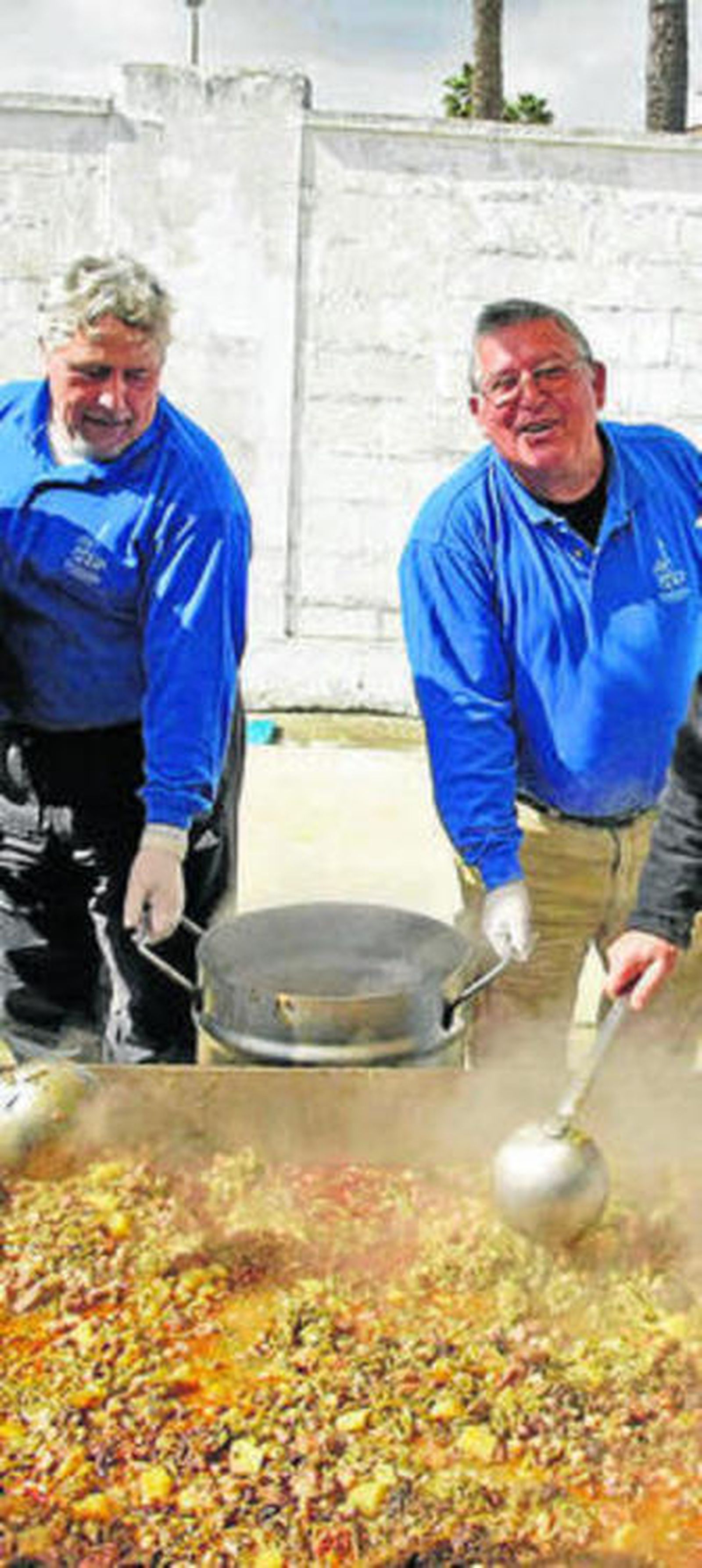 1. Miembros de la Peña reparten los primeros platos del guiso de tagarninas, mientras la gente hace largas colas para recoger su correspondiente ración. 2. Dos de los cocineros muestran una de las grandes ollas en las que se cocina durante horas y con un fuego a base de leña, el contundente y tradicional potaje en Los Barrios. 3. Ángeles Ariza, tras descubrir su disfraz en el escenario, finalizando así su simpático pregón, en el que colaboraron los integrantes de la chirigota barreña de Alfonso Vera.