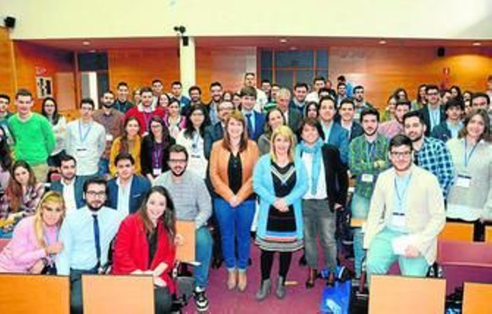 La alcaldesa posa con los otros miembros de la mesa presidencial y con un grupo de alumnos.