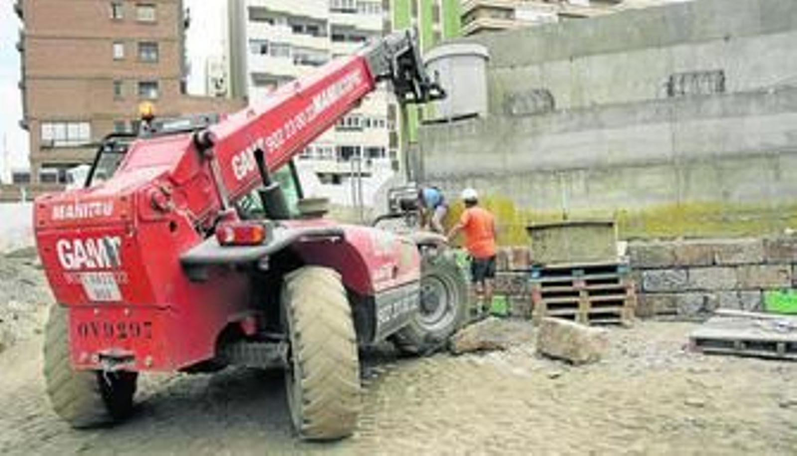 Los operarios se encuentran colocando las filas de piedras que fueron retiradas antes de Semana Santa.