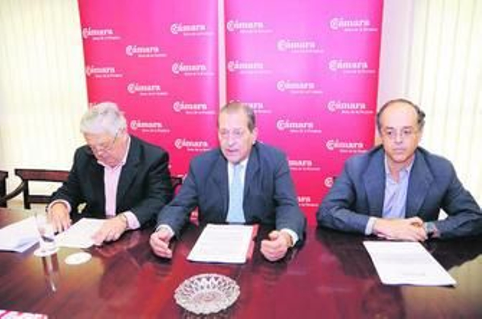 A la izquierda, Mariano Ruiz Carretero, autor del estudio, junto a Jesús Medina, en el centro, y José Manuel Perea.