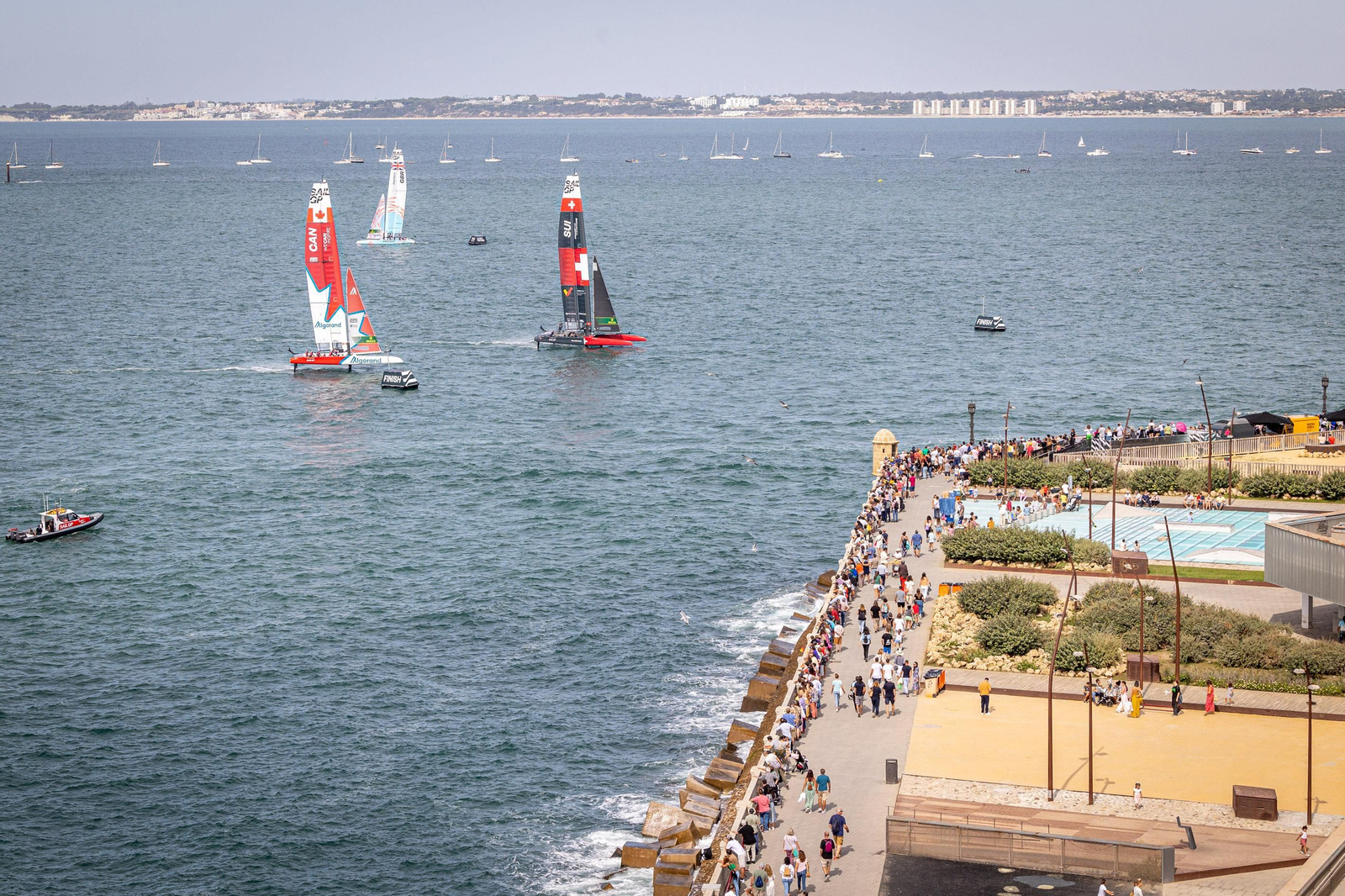 Búscate en SailGP Cádiz: La ciudad disfruta del ambiente del domingo con las actividades, las carreras y los bares