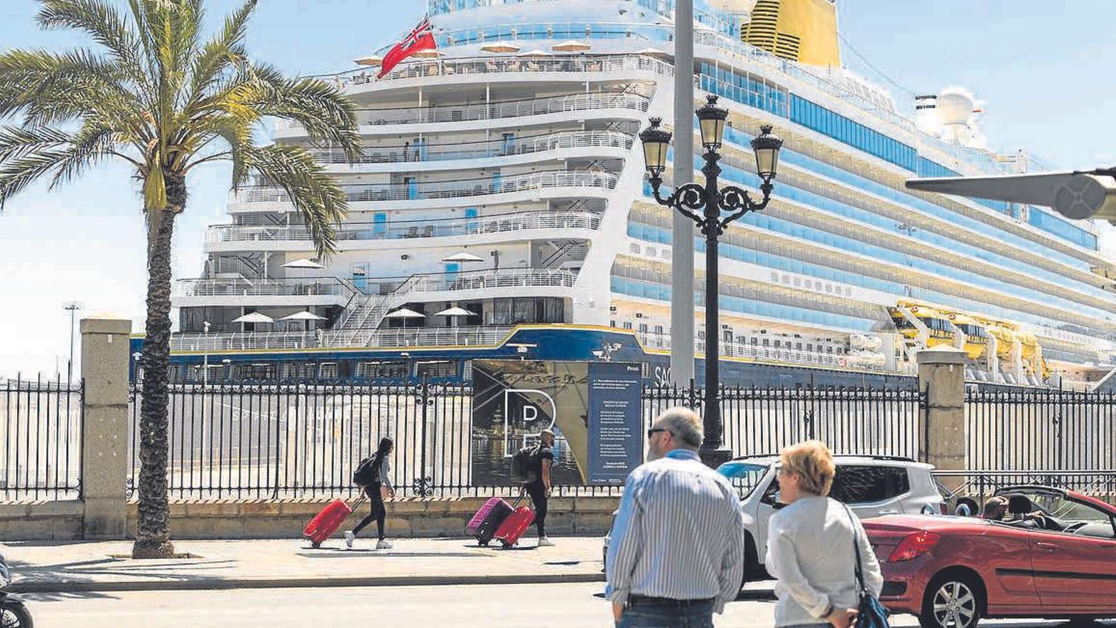 Uno de los grandes cruceros que atracó ayer en el puerto de Cádiz