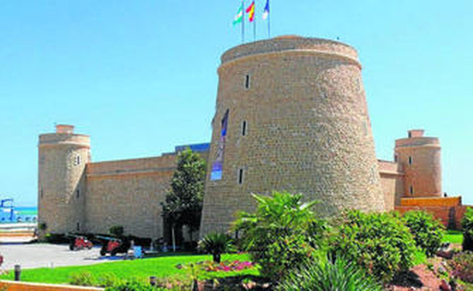 El castillo de Santa Ana es uno de los principales atractivos turísticos de Roquetas de Mar.