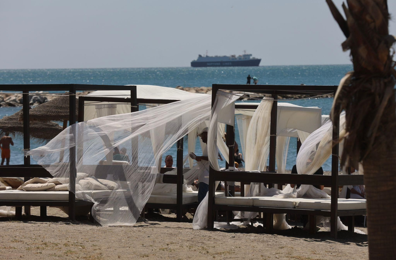 Las fotos del día de fuertes vientos en las playas de Málaga
