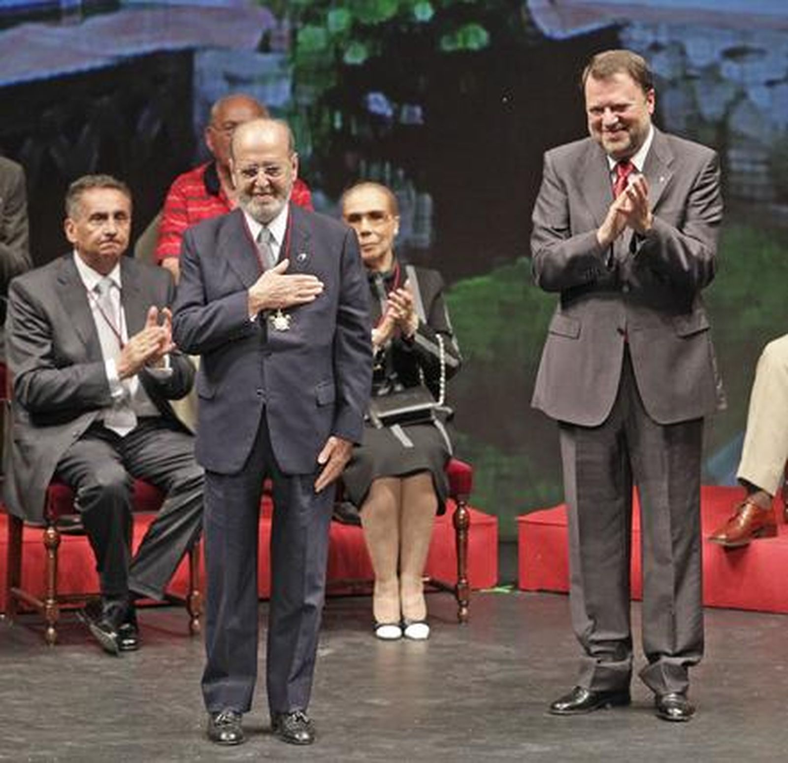 El coleccionista Vicente Carranza, quien ha cedido su colección de cerámica de Triana, agradece al público su premio.

Foto: Antonio Pizarro, Victoria Hidalgo