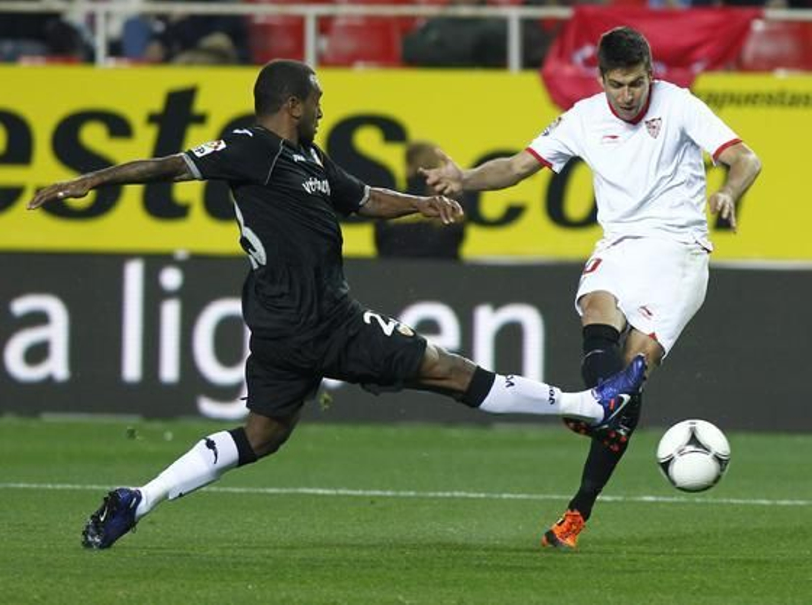 El Sevilla no puede remontar al Valencia en el Sánchez Pizjuán y queda eliminado de la Copa del Rey (2-1). / Antonio Pizarro