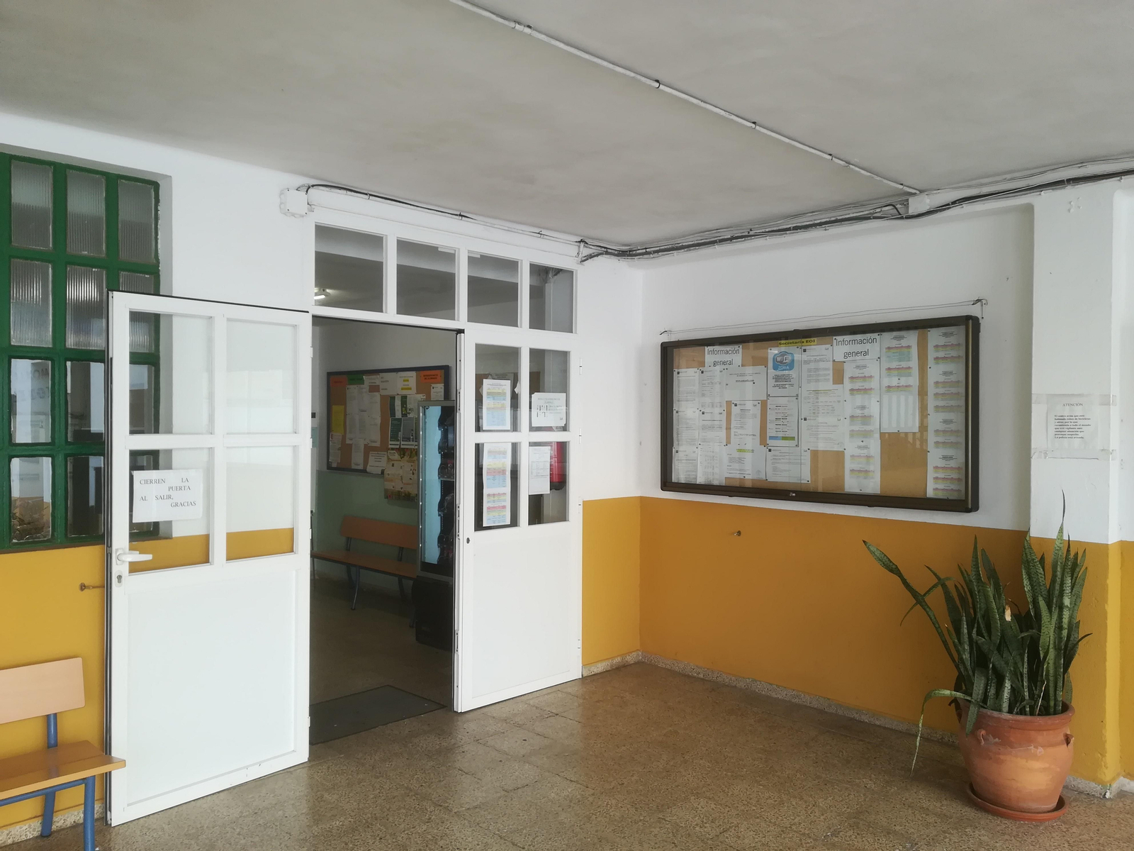 Exterior de la Escuela Oficial de Idiomas de Cádiz.