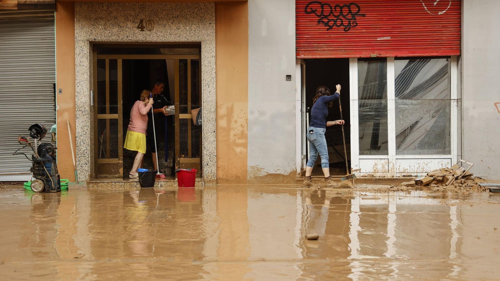 Así han quedado las calles de Valencia: desolación, barro y coches amontonados