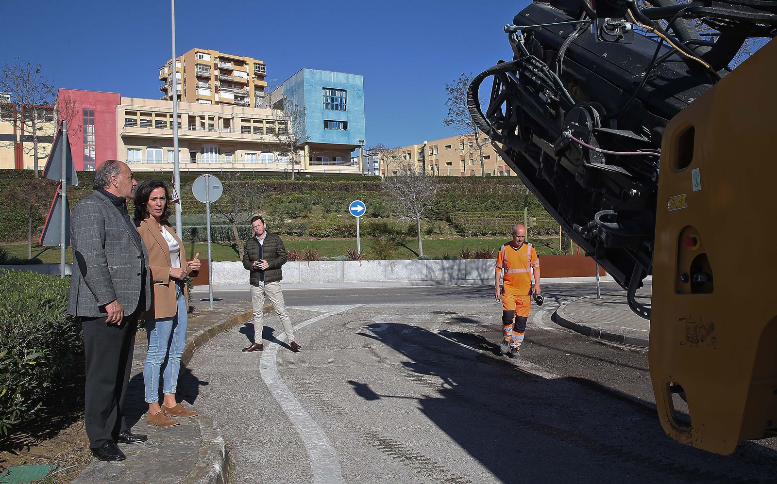 José Ignacio Landaluce y Yéssica Rodríguez supervisan, este martes, las labores de asfaltado.
