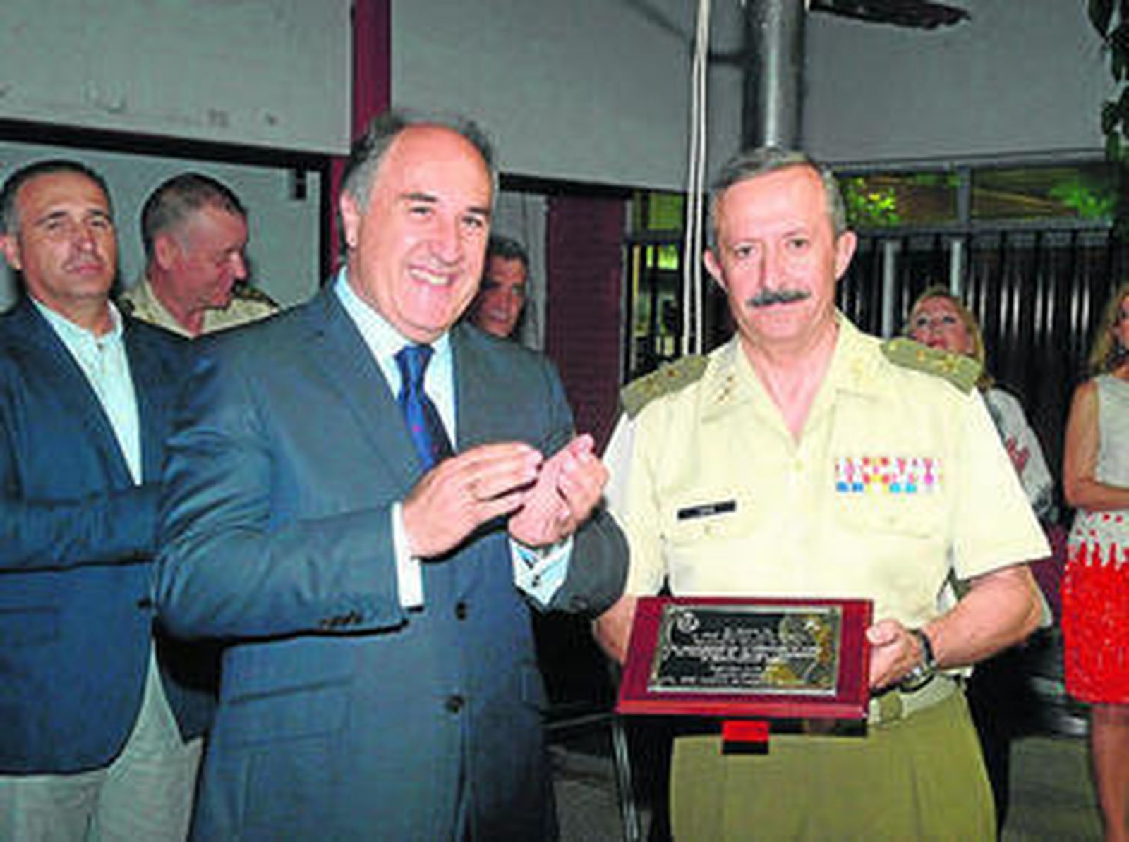 El alcalde entrega uno de los reconocimientos en Ceuta.