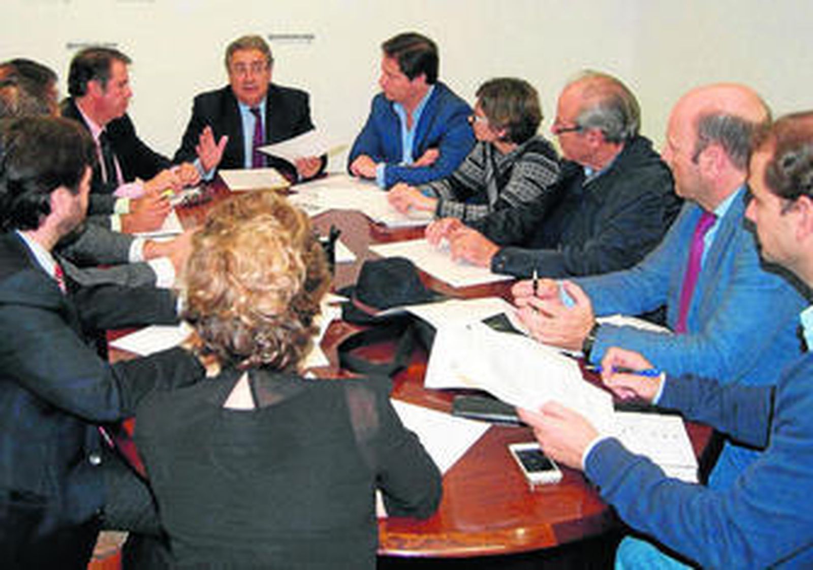 Zoido reunido con su equipo, ayer, para abordar el texto de las ordenanzas fiscales para 2016.