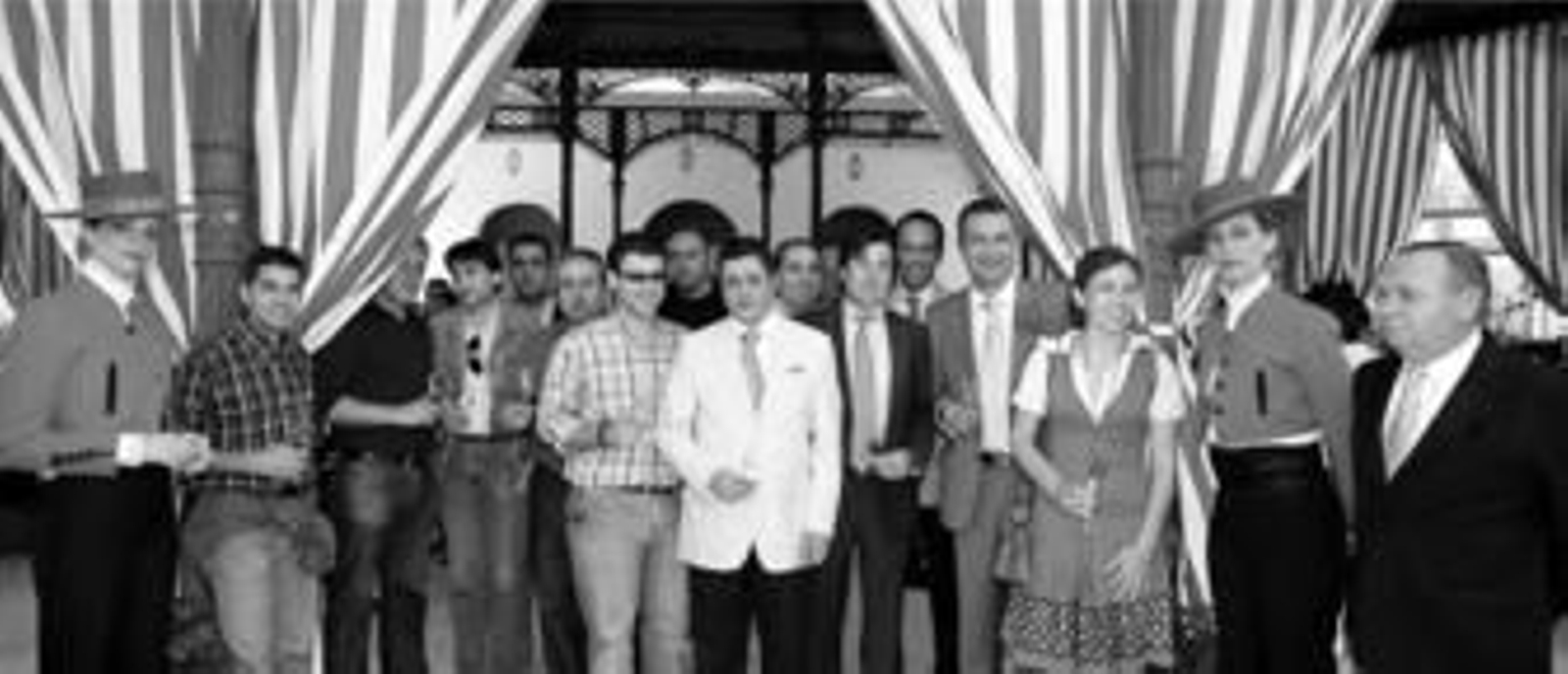 Foto de familia de periodistas y comerciales de los medios de comunicación con responsables de la firma bodeguera escoltados por las chicas 'Tío Pepe' en el templete.