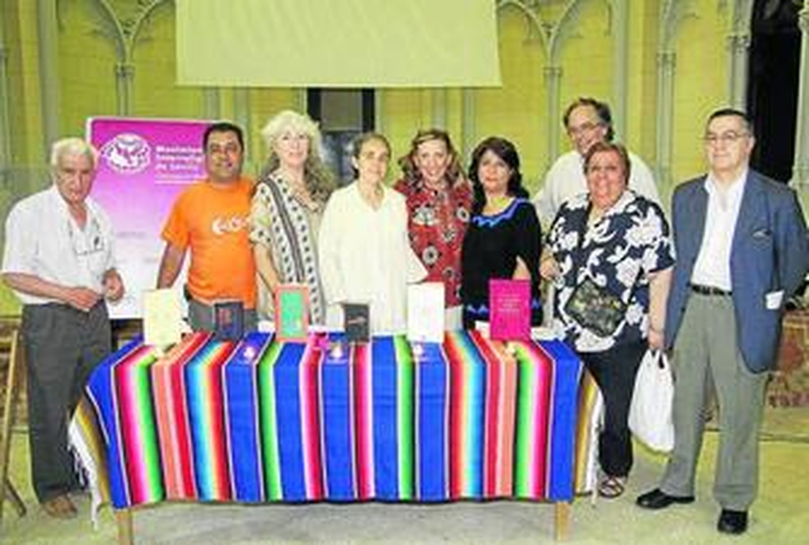 Representantes de las comunidades religiosas y espirituales de Sevilla, junto a sus libros sagrados.