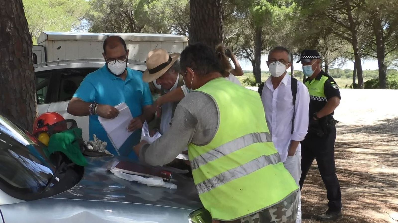Salguero (a la izquierda) solicita los permisos a la empresa que realiza los trabajos en la Dehesa