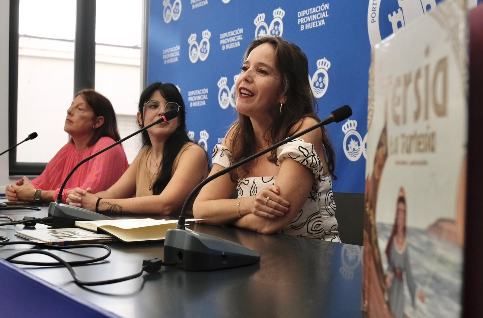 La autora teresa Suárez, en primer término, junto a la ilustradora Marina González y la jefa de servicio de Igualdad y Familias de la Diputación, Irene Barrado, durante la presentación. La autora teresa Suárez, en primer término, junto a la ilustradora Marina González y la jefa de servicio de Igualdad y Familias de la Diputación, Irene Barrado, durante la presentación.