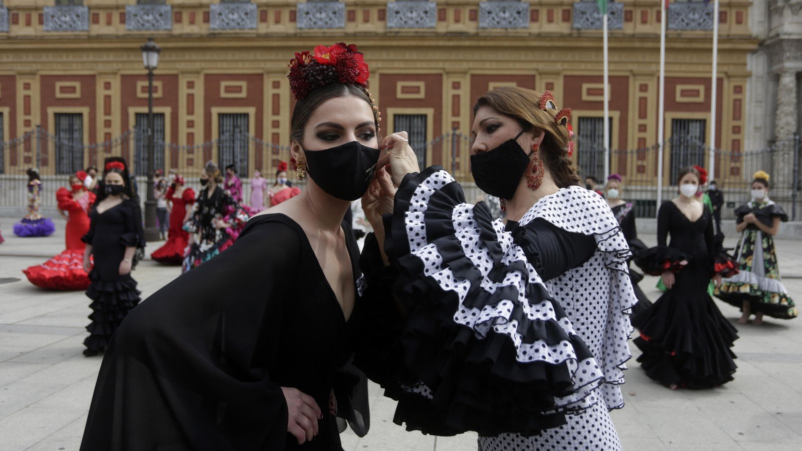 Joana Jiménez le coloca un pendiente a una de las jóvenes vestidas de flamenca. Joana Jiménez le coloca un pendiente a una de las jóvenes vestidas de flamenca.