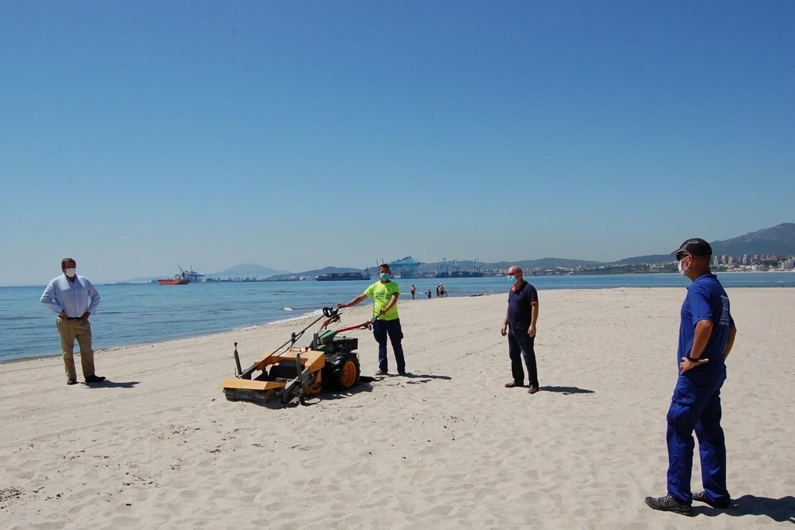 La maquinaria, en la playa de Palmones, en Los Barrios
